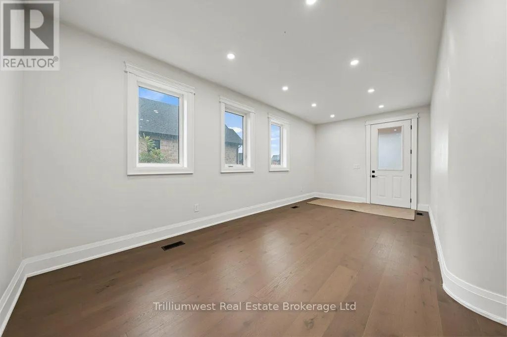 47 WHITCOMBE WAY