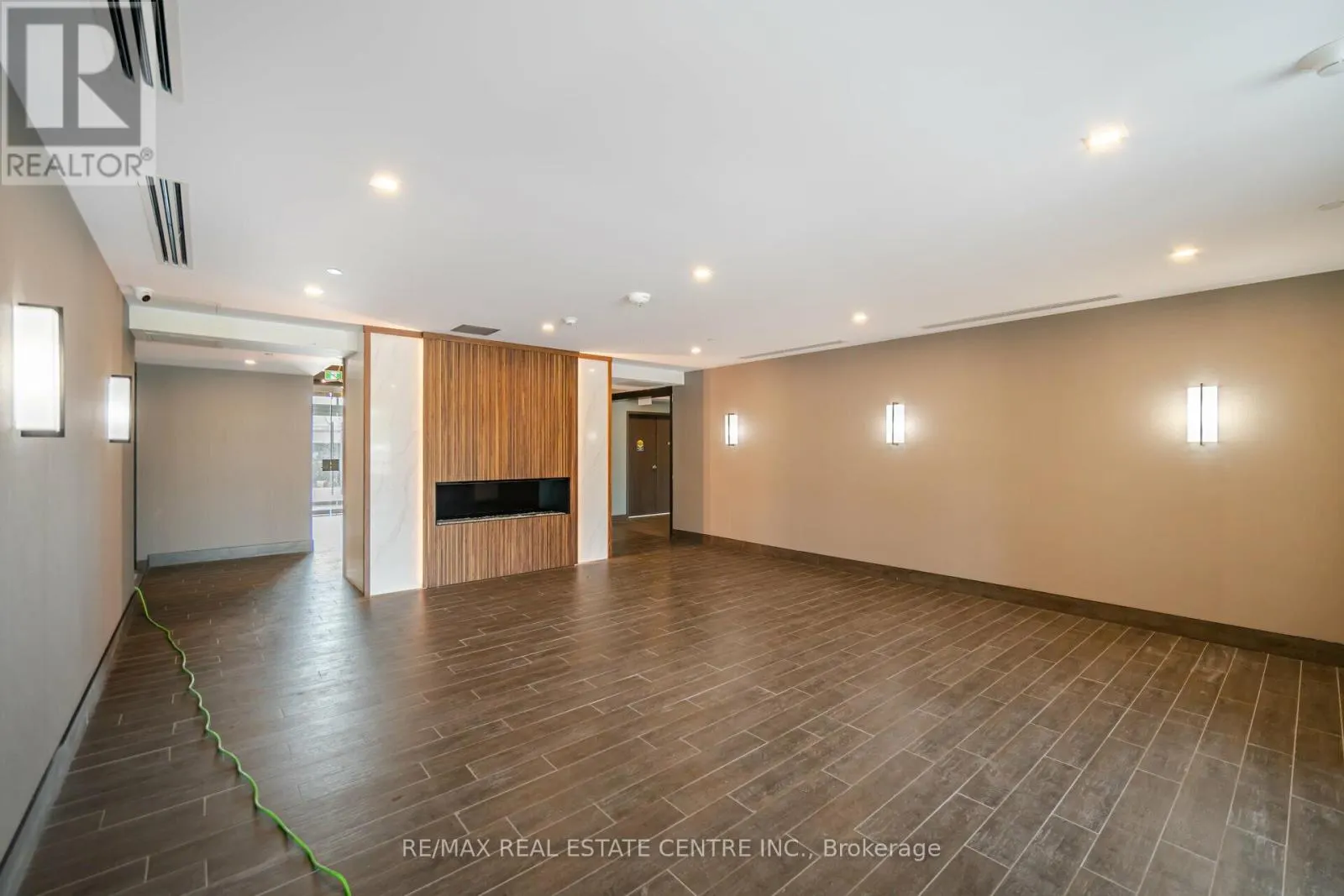 329 - 470 DUNDAS STREET E