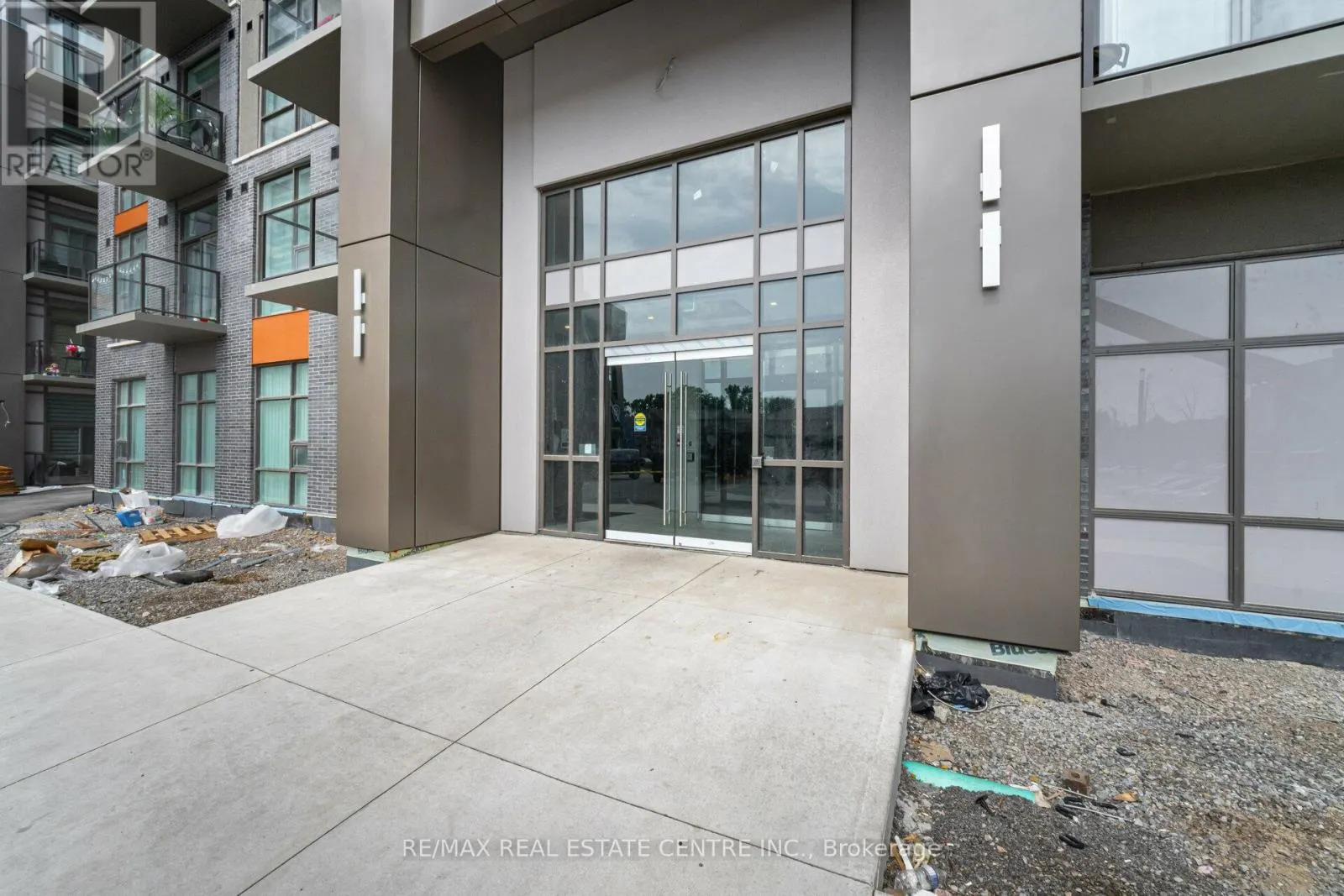 329 - 470 DUNDAS STREET E