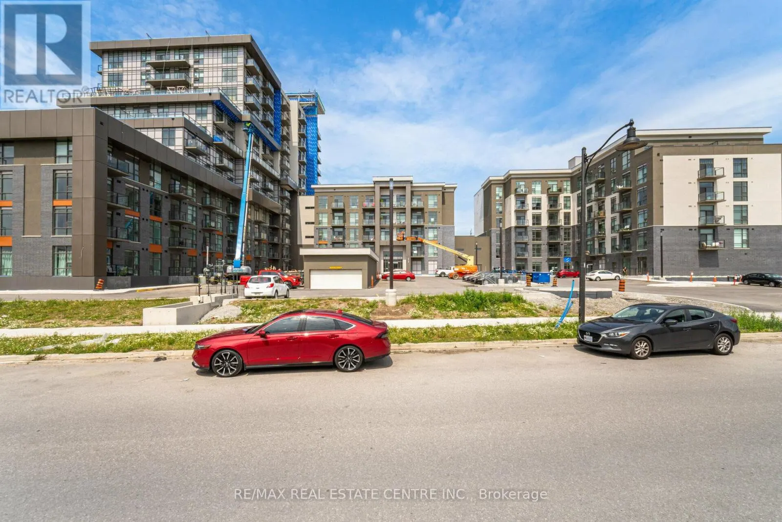 329 - 470 DUNDAS STREET E