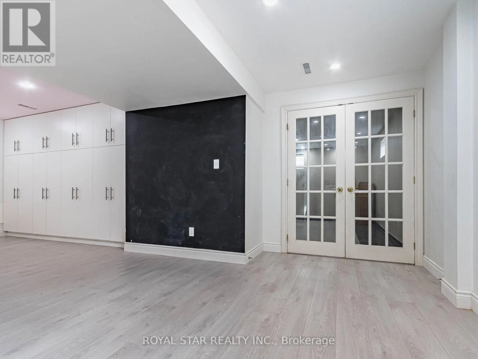 18 WOODSIDE SQUARE