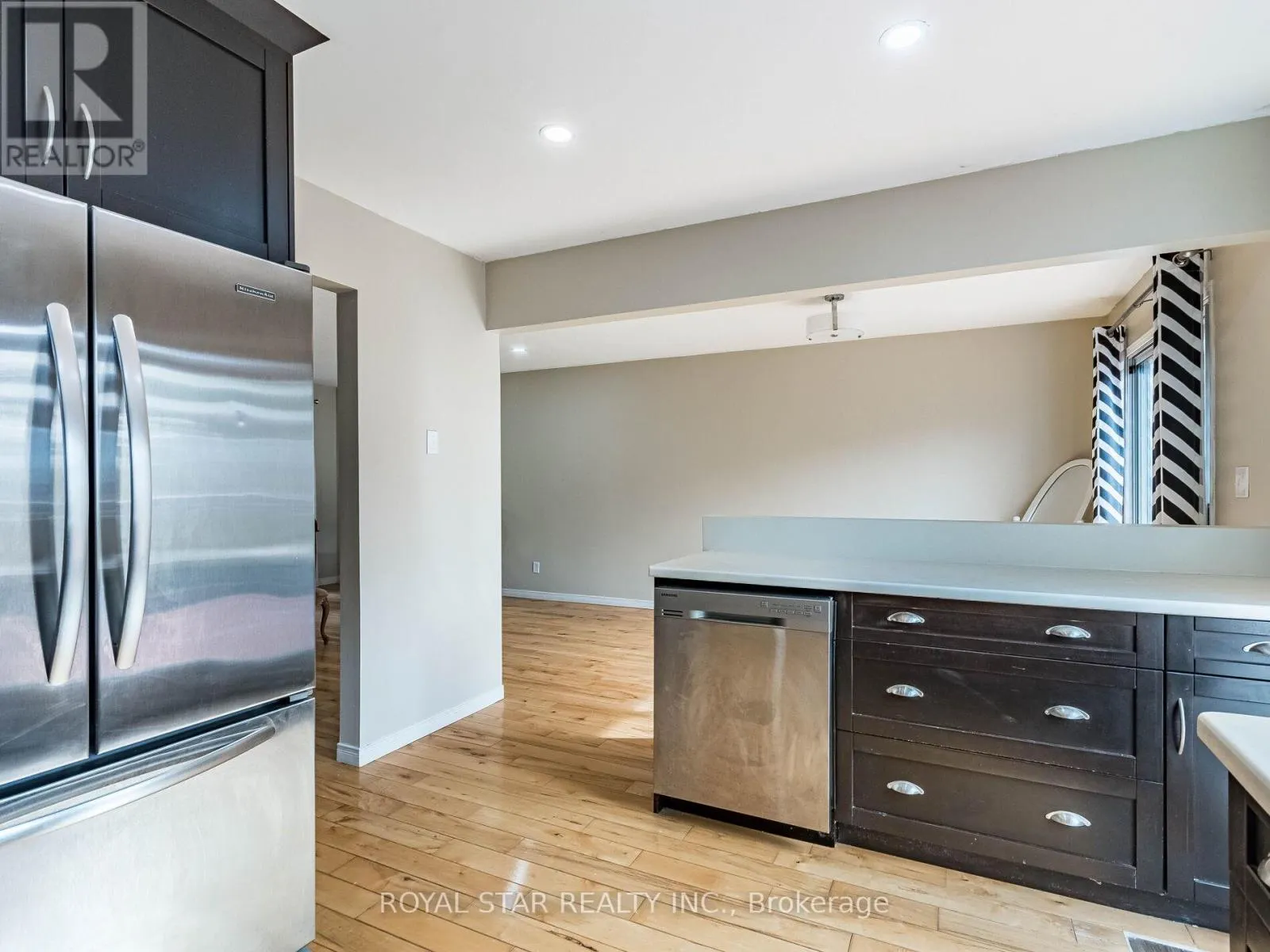 18 WOODSIDE SQUARE