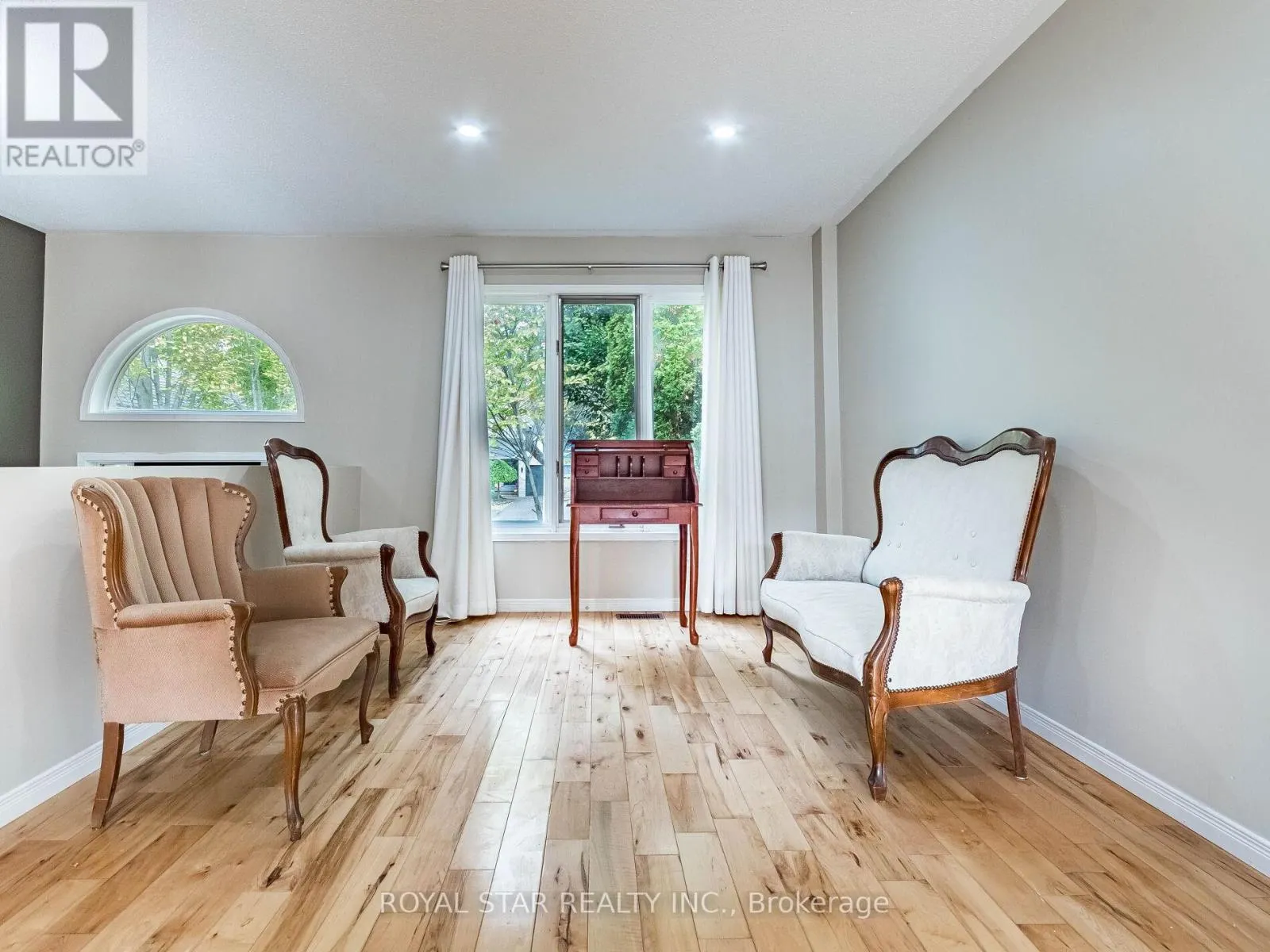 18 WOODSIDE SQUARE