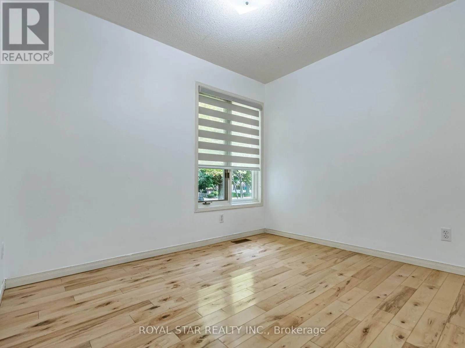 18 WOODSIDE SQUARE