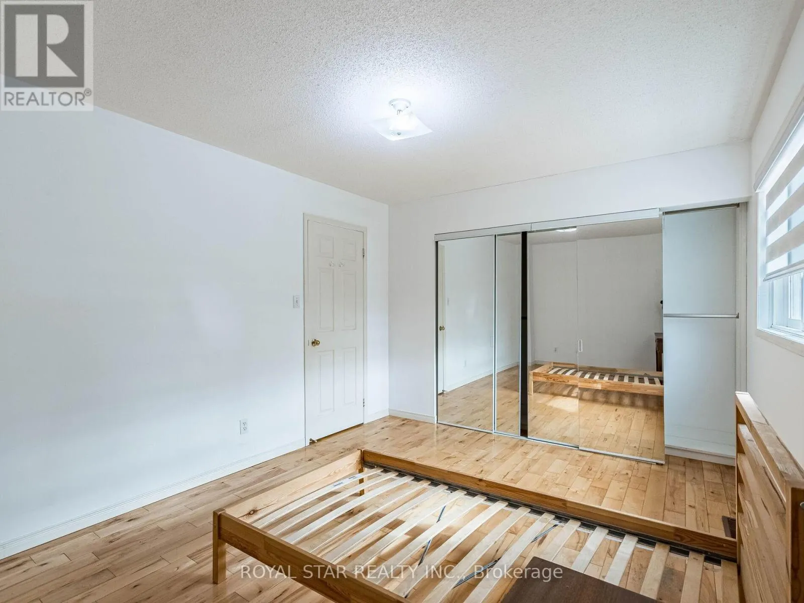 18 WOODSIDE SQUARE