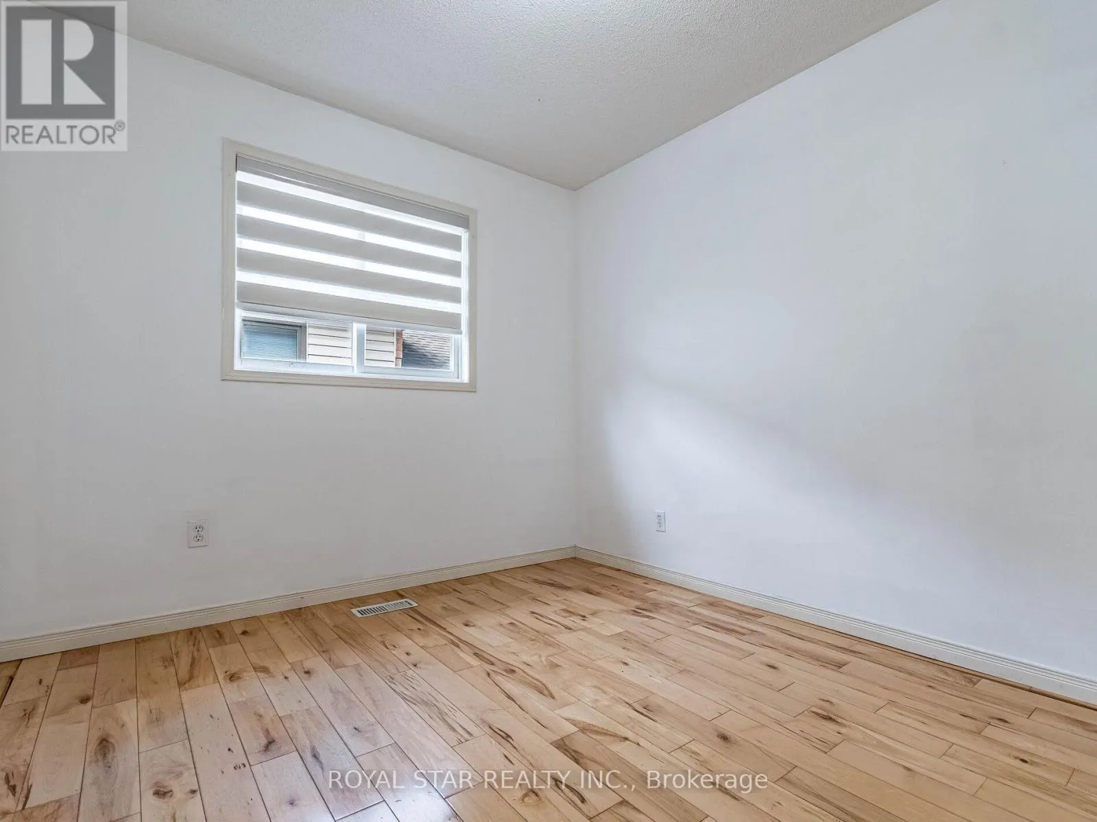 18 WOODSIDE SQUARE