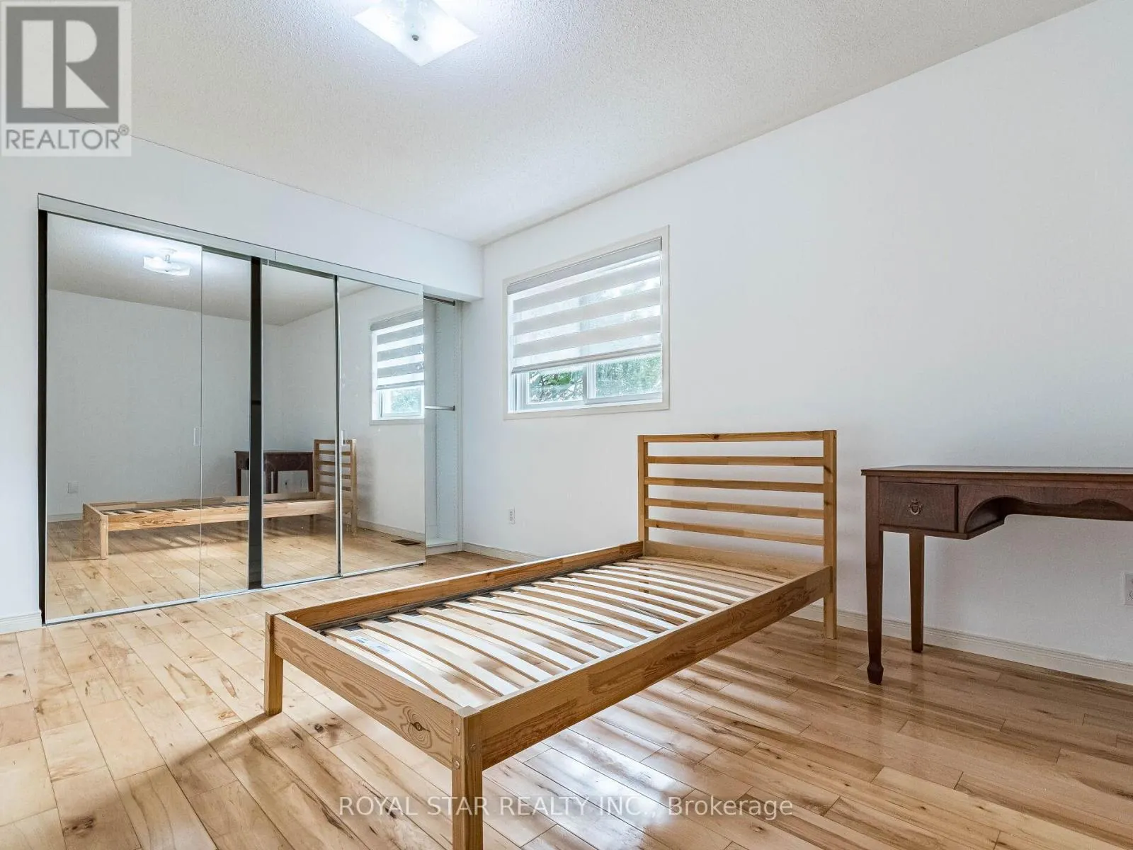 18 WOODSIDE SQUARE