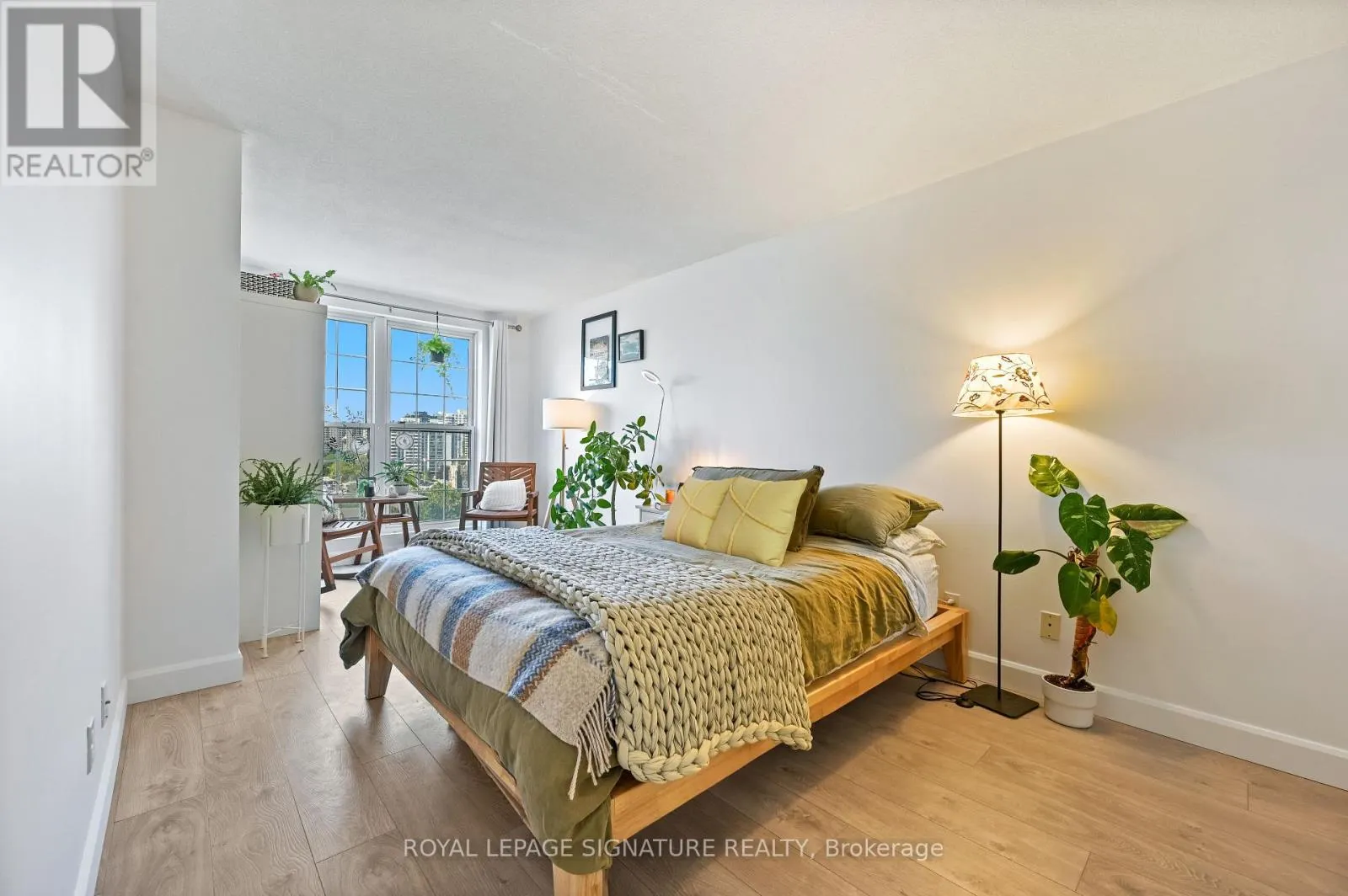 1105 - 135 JAMES STREET S