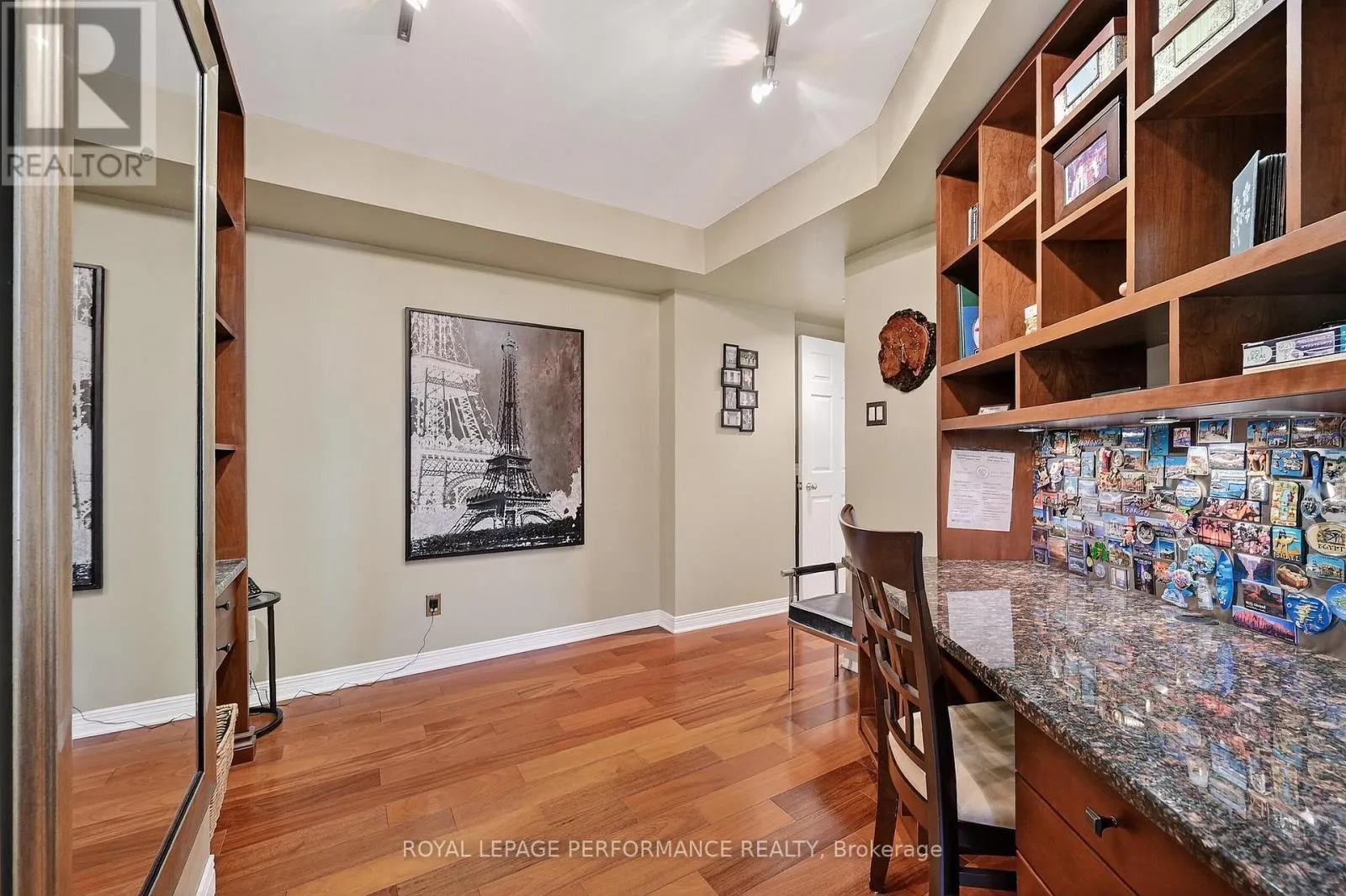 203 - 120 DARLINGTON PRIVATE