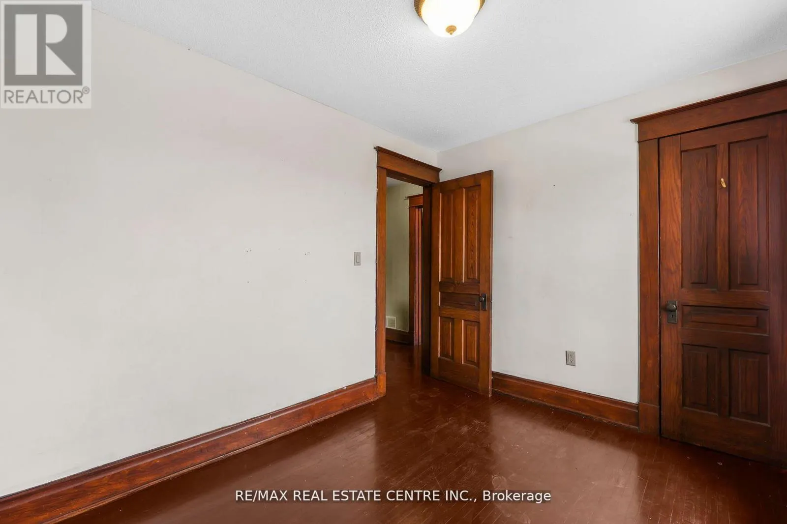 323 QUEENSTON ROAD