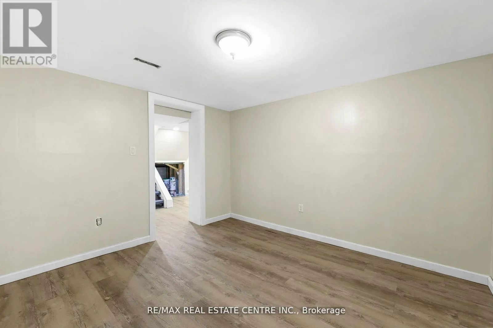 323 QUEENSTON ROAD