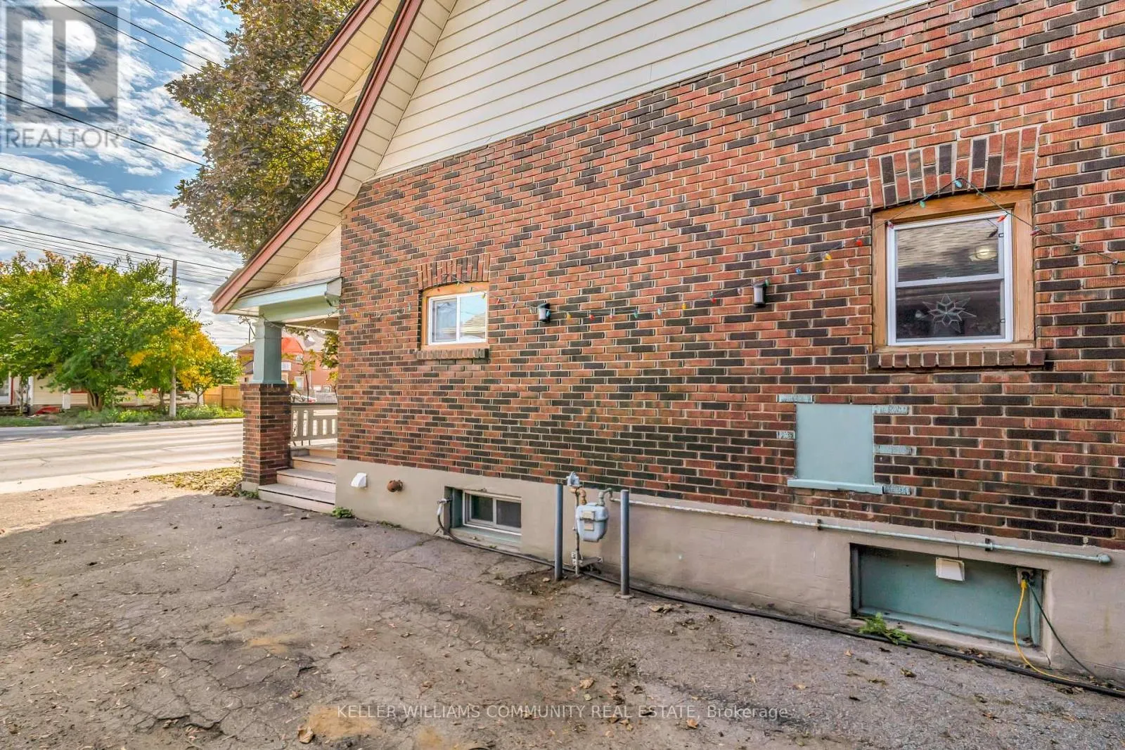 112 LANSDOWNE STREET W