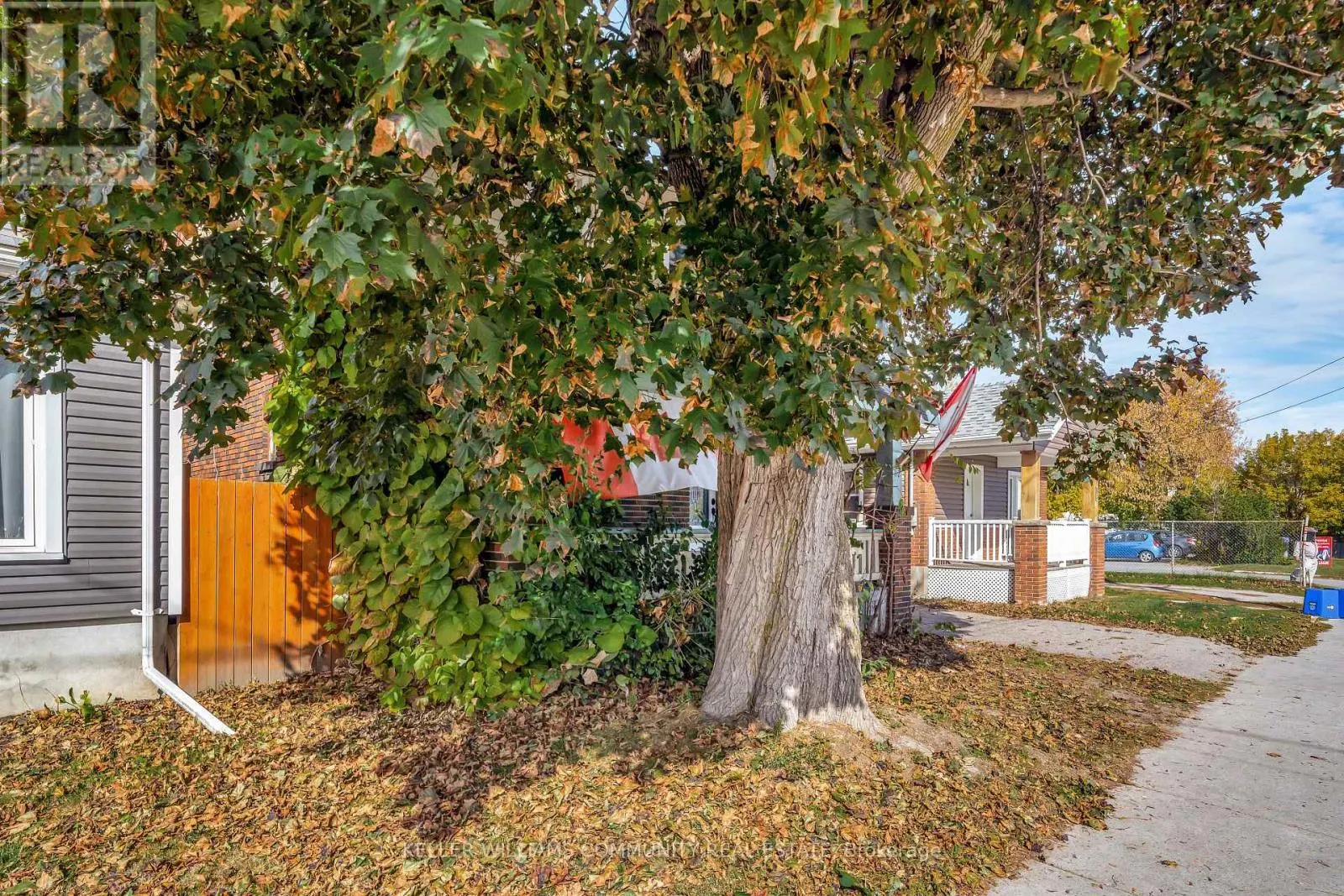 112 LANSDOWNE STREET W