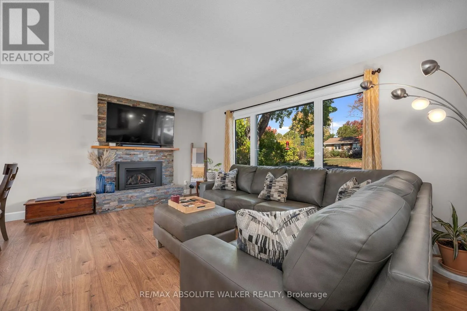 5298 HILLCREST DRIVE