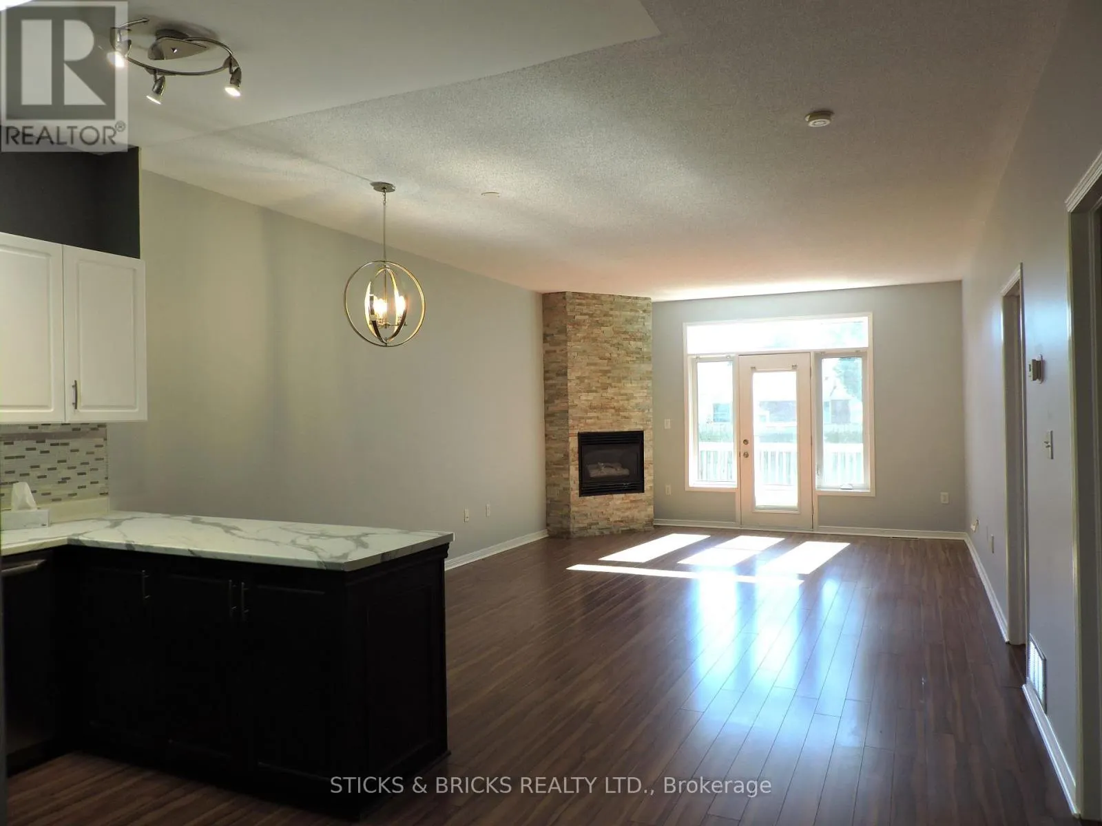 27 - 5070 DRUMMOND ROAD, #27