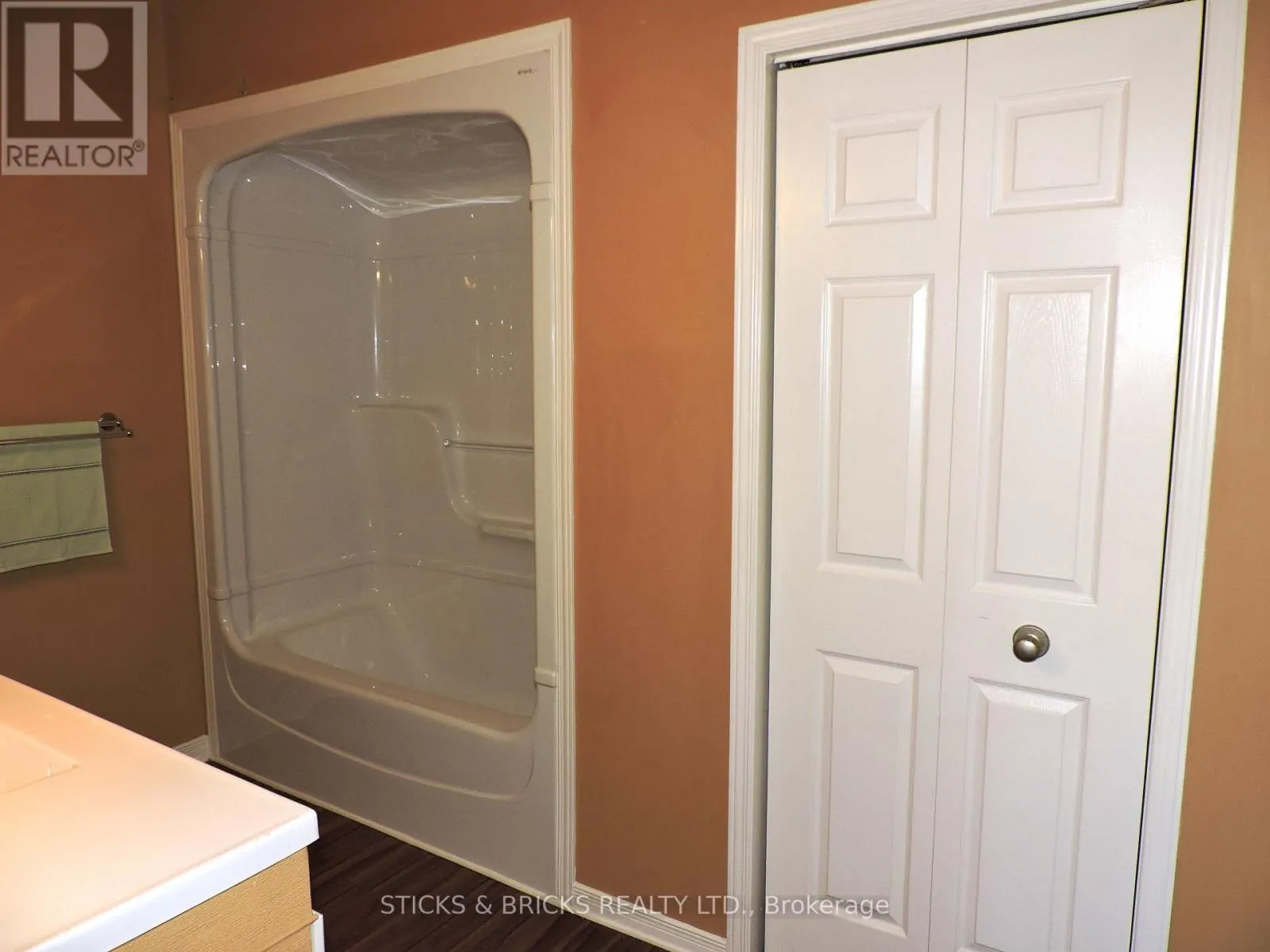 27 - 5070 DRUMMOND ROAD, #27