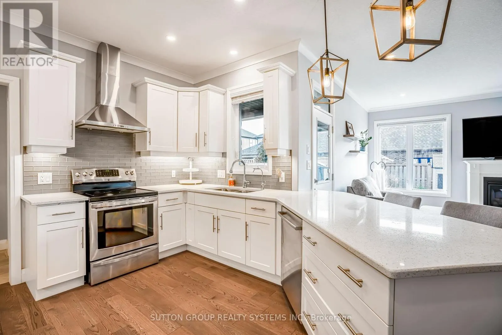 15 WOODBERRY CRESCENT