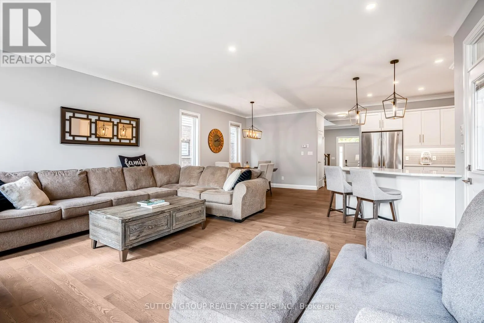 15 WOODBERRY CRESCENT