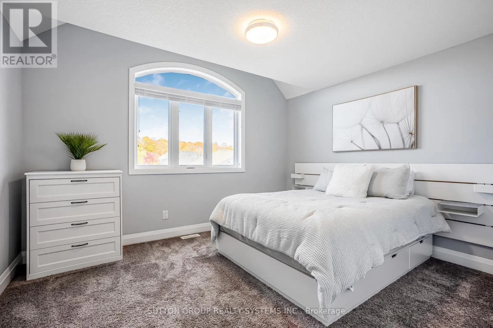 15 WOODBERRY CRESCENT