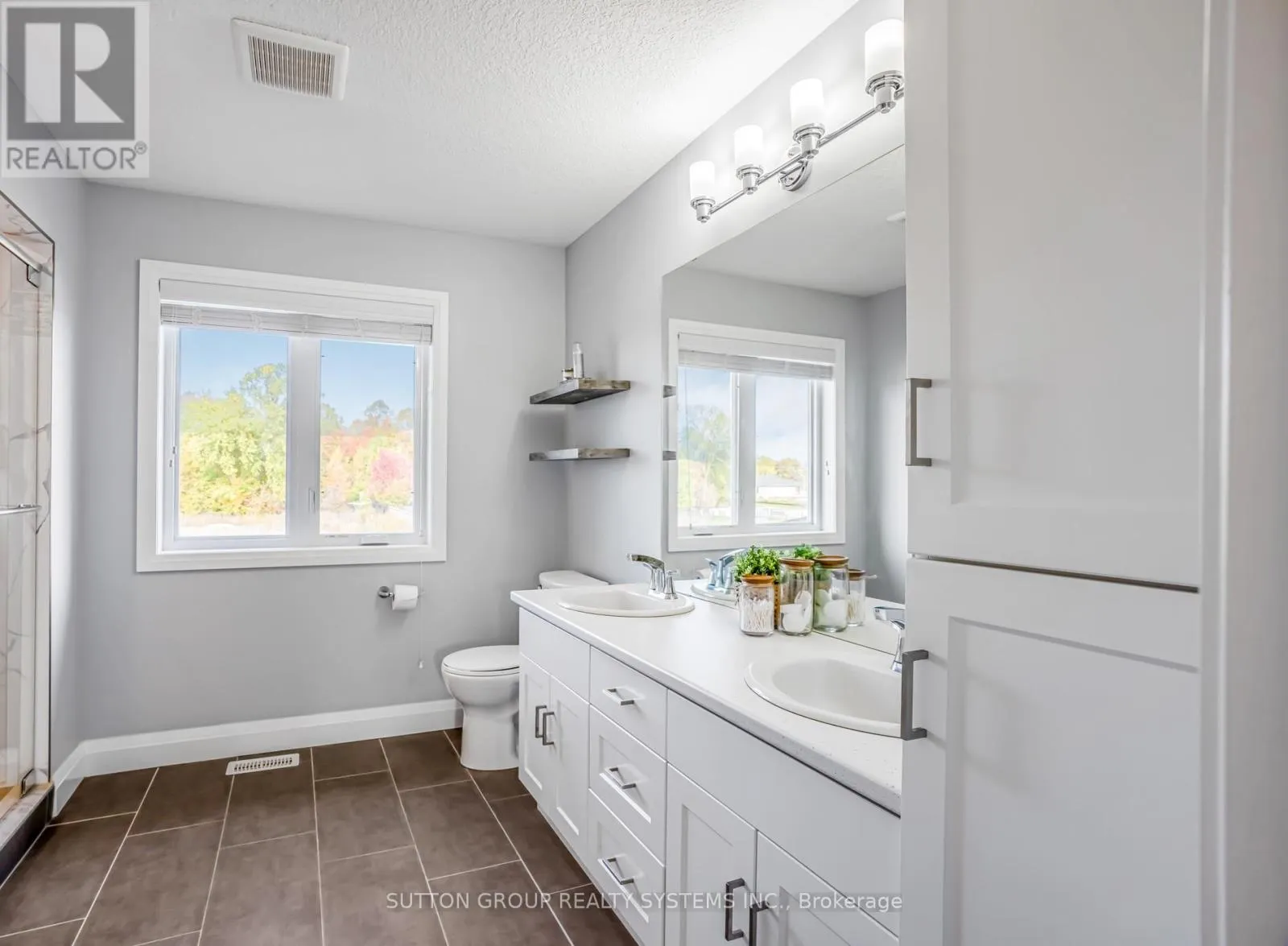 15 WOODBERRY CRESCENT
