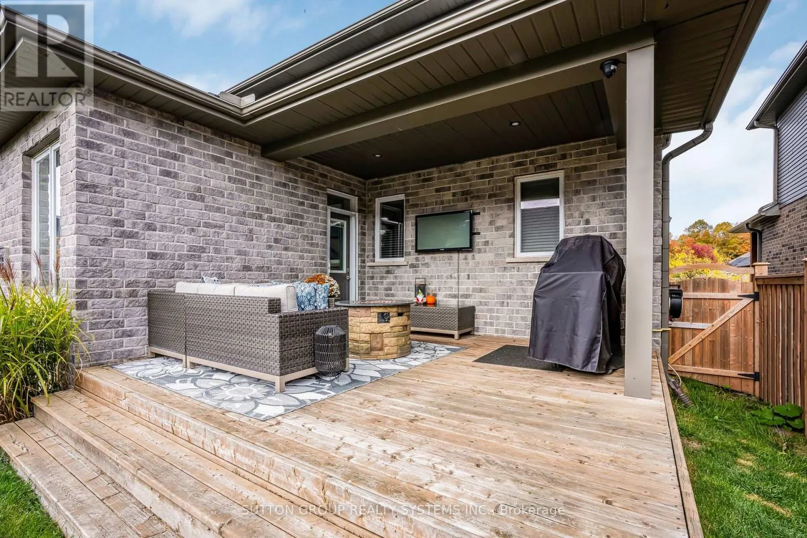 15 WOODBERRY CRESCENT