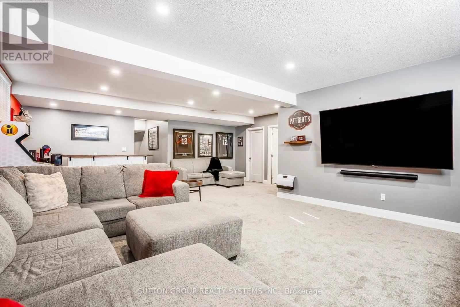 15 WOODBERRY CRESCENT