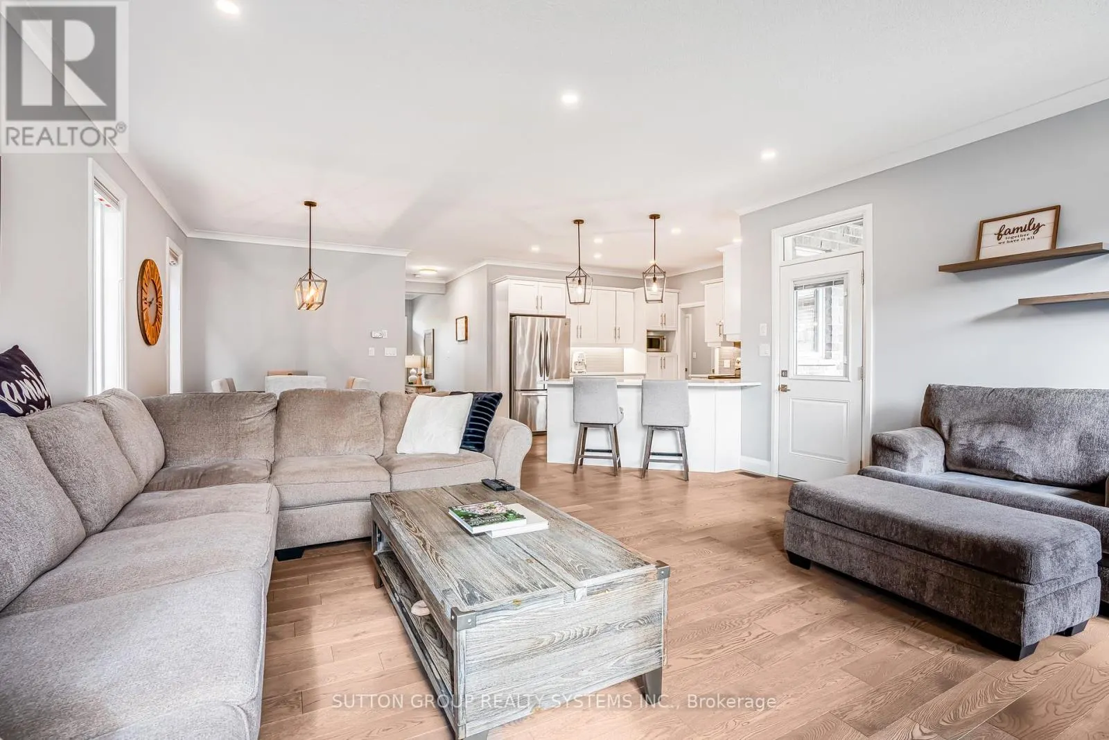 15 WOODBERRY CRESCENT