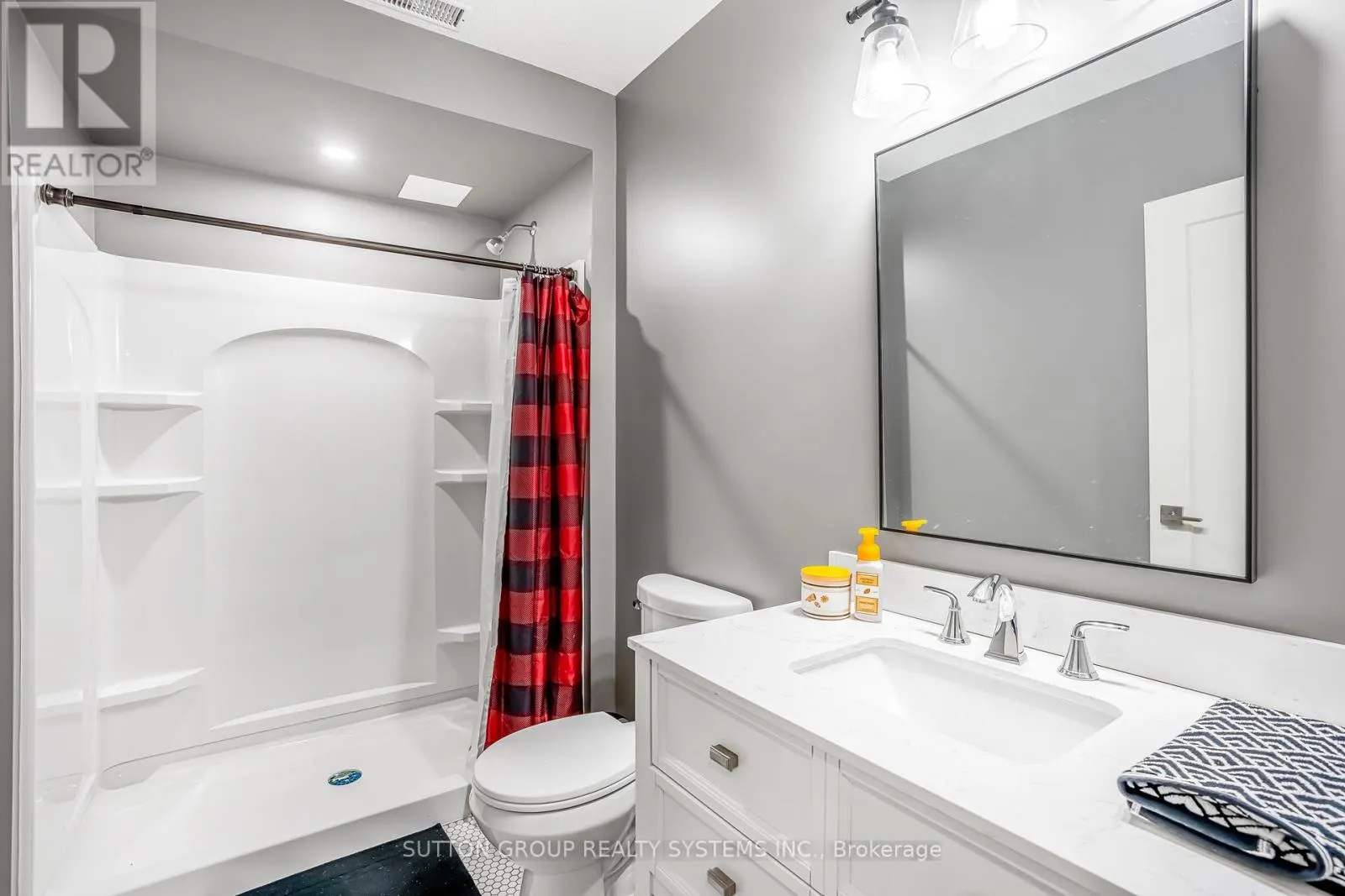 15 WOODBERRY CRESCENT