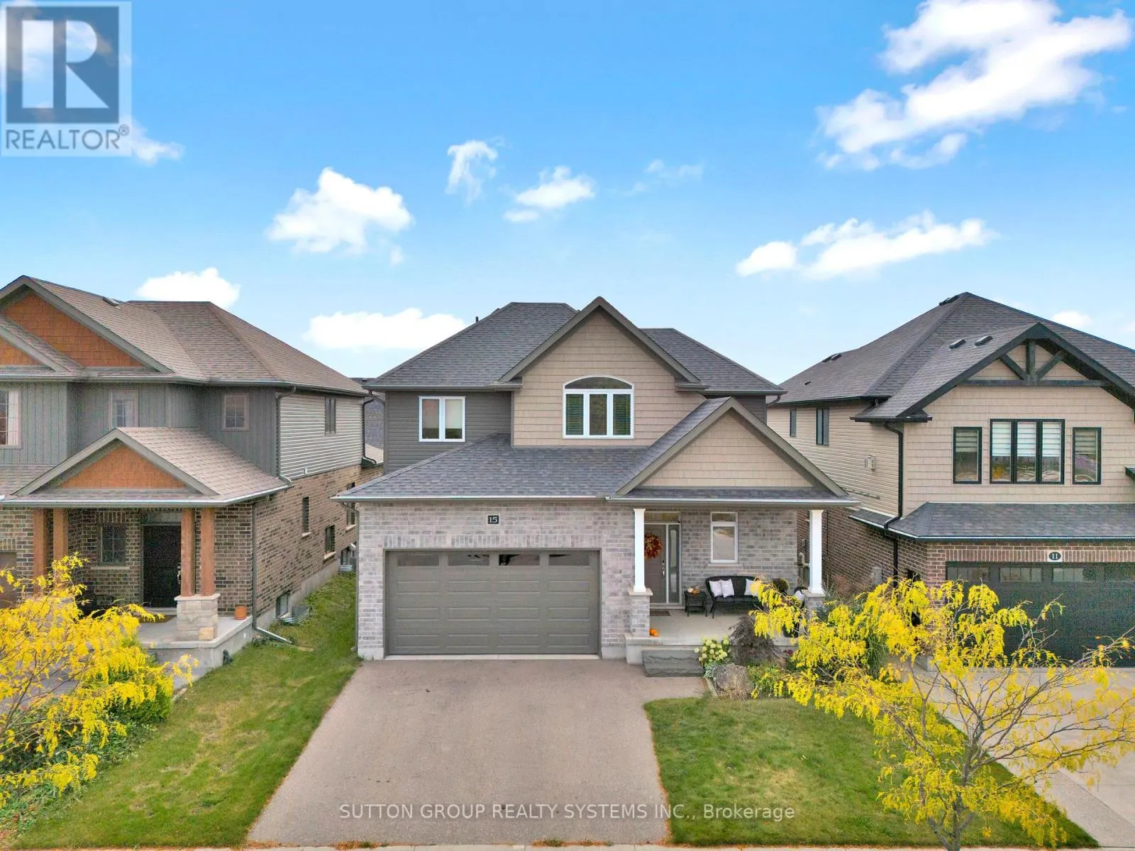 15 WOODBERRY CRESCENT
