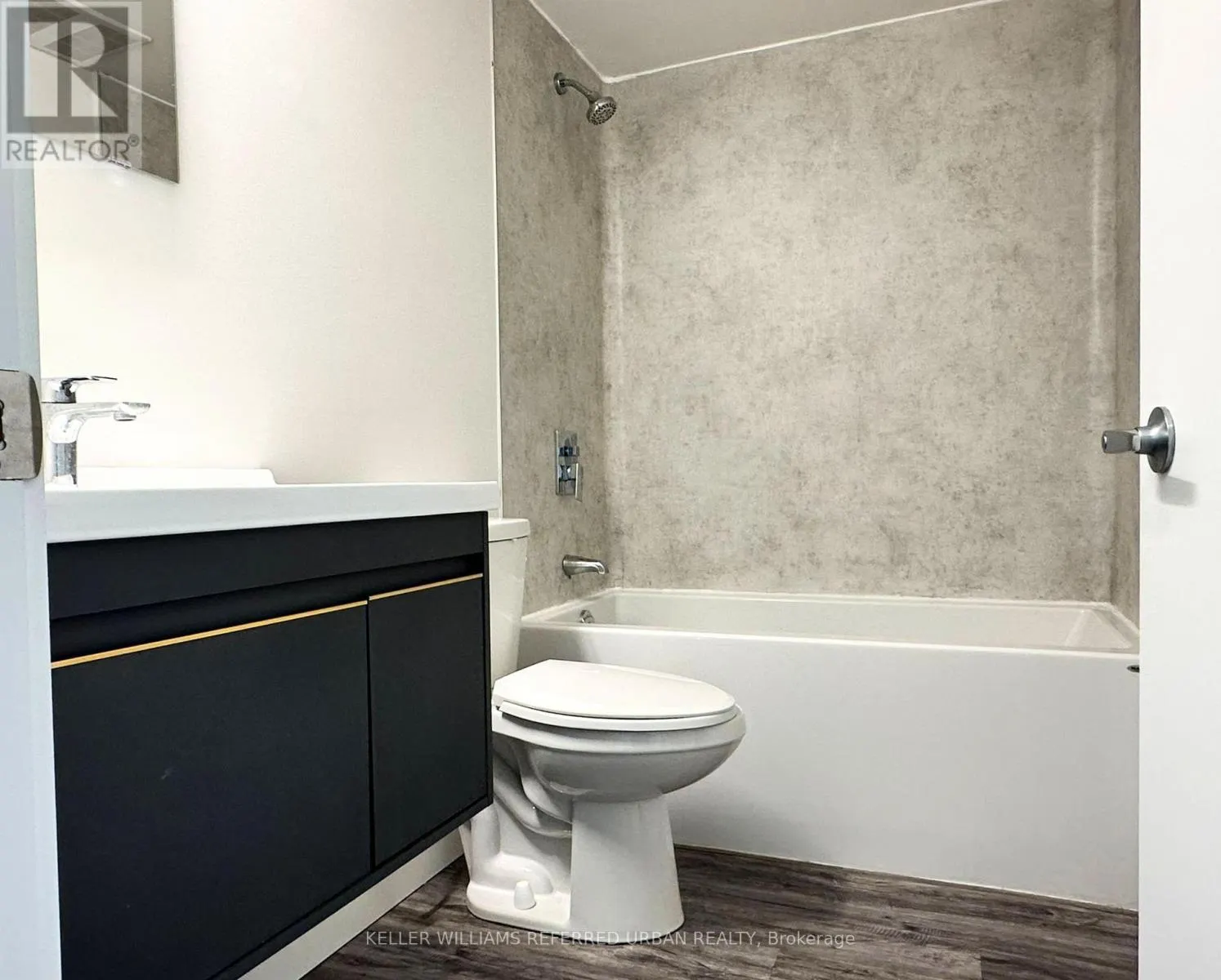 112 - 325 UNIVERSITY AVENUE