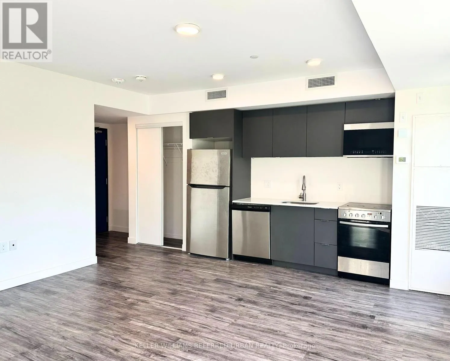 112 - 325 UNIVERSITY AVENUE