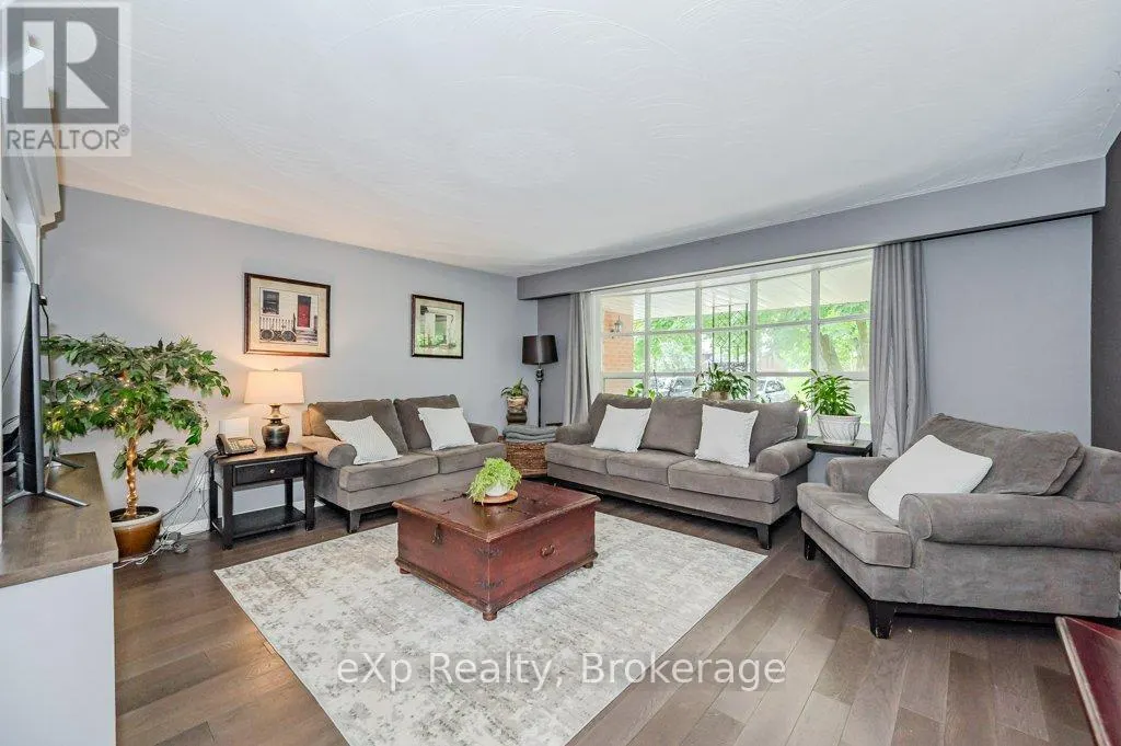 8 MALVERN CRESCENT