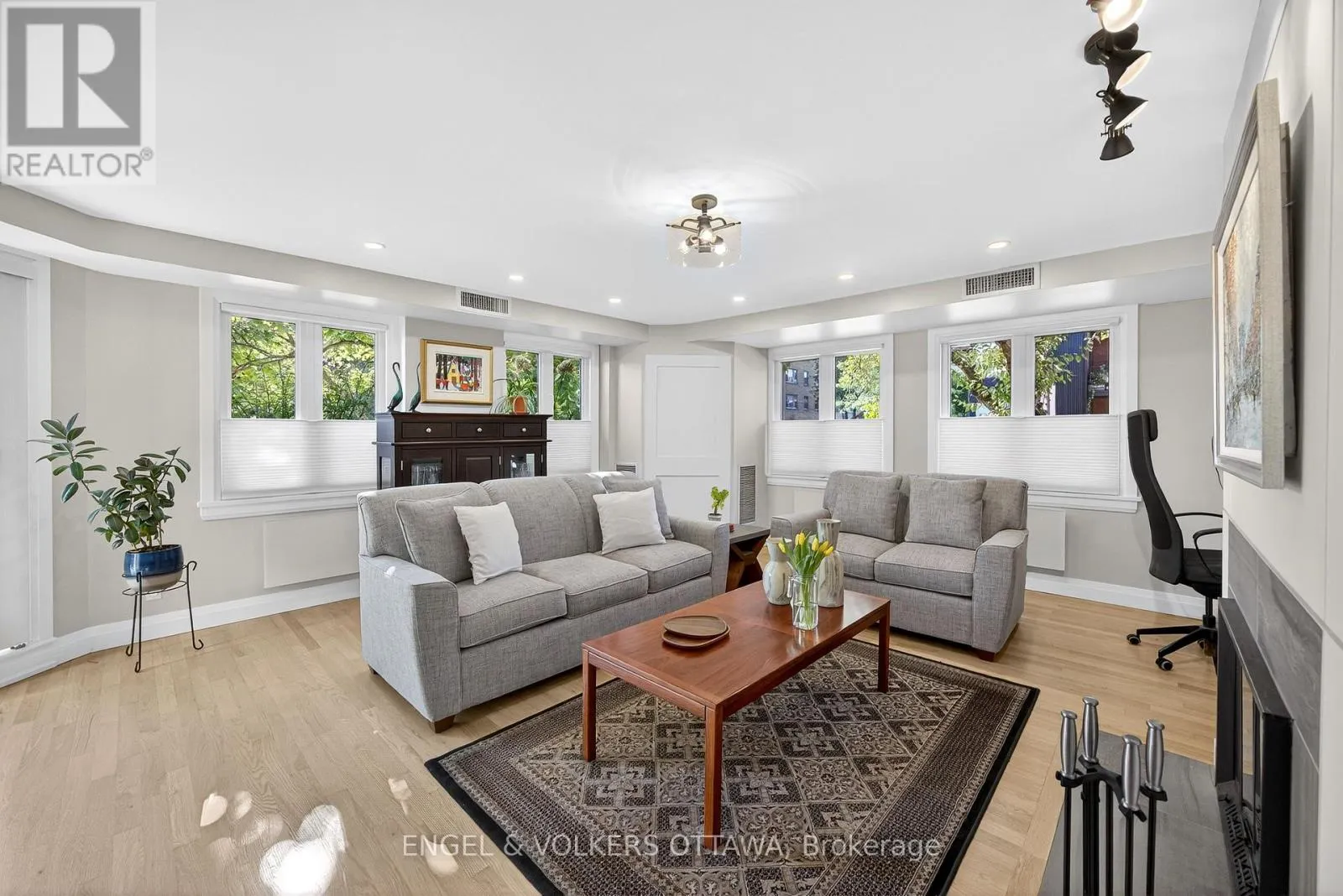 102 - 130 QUEEN ELIZABETH DRIVE