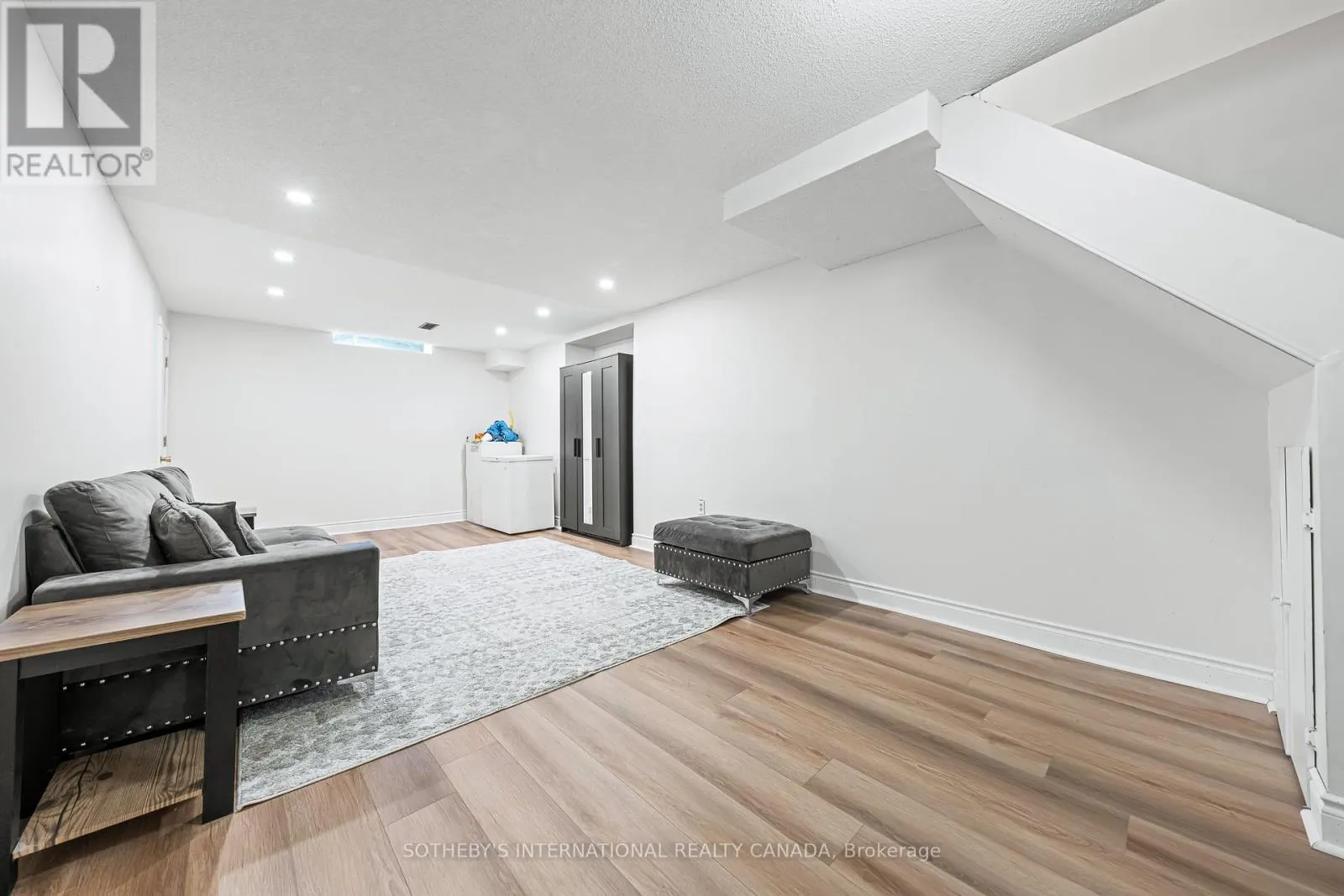 64 GLENBROOK CRESCENT