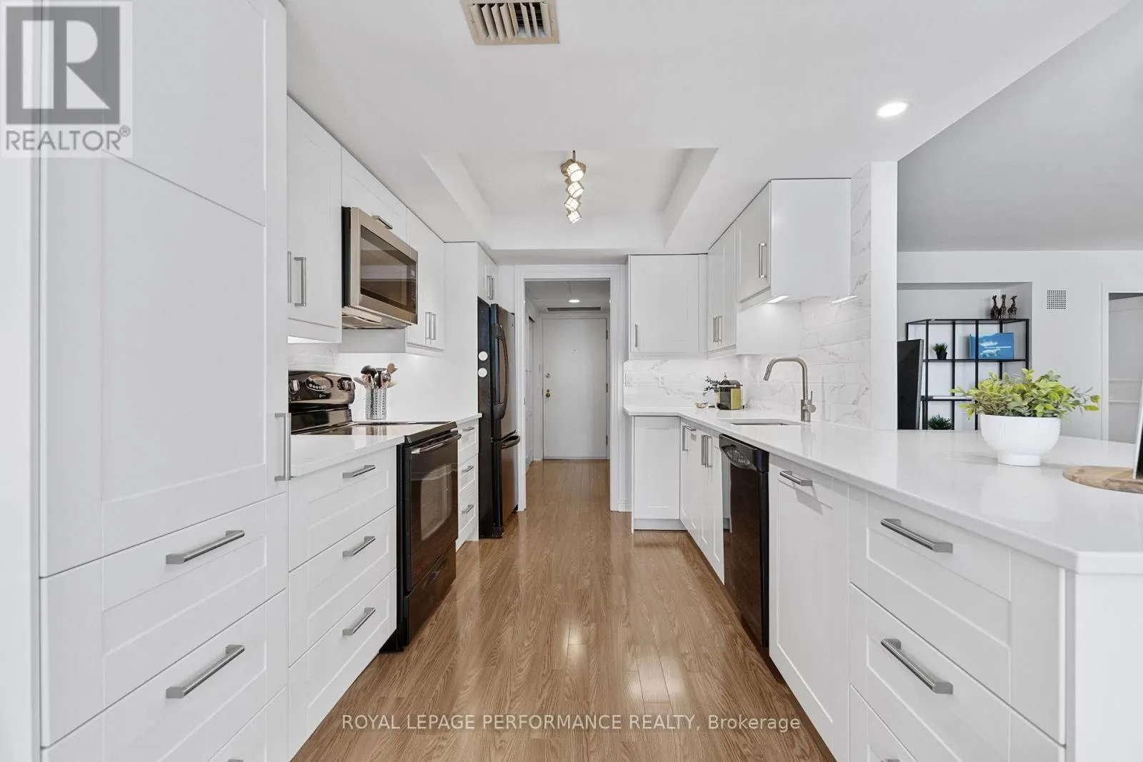 206 - 205 SOMERSET STREET W