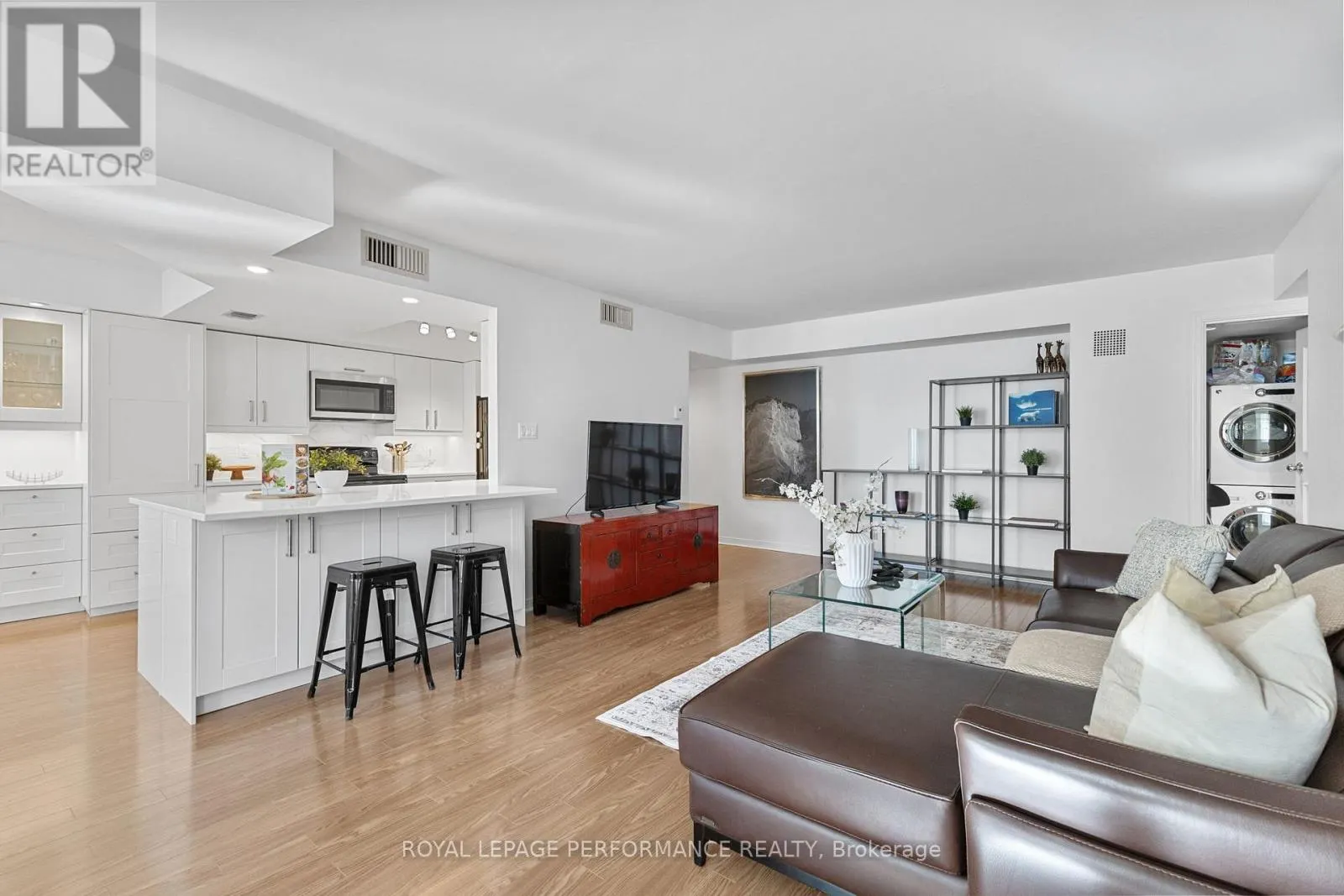 206 - 205 SOMERSET STREET W