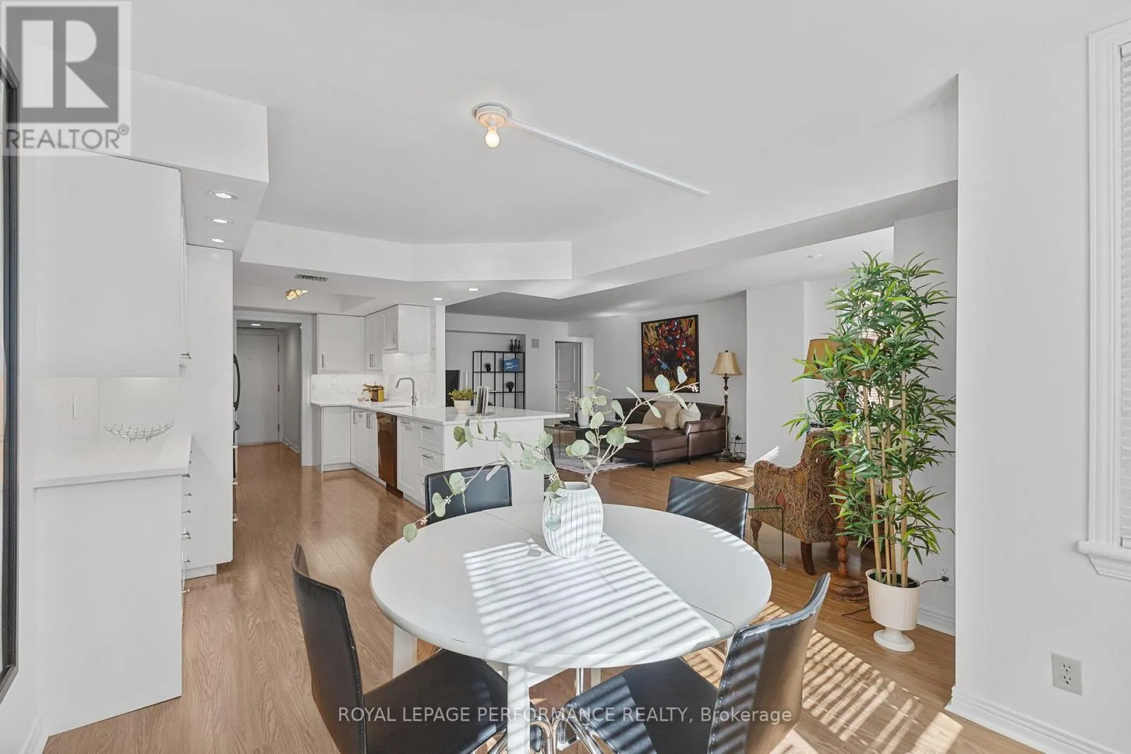 206 - 205 SOMERSET STREET W