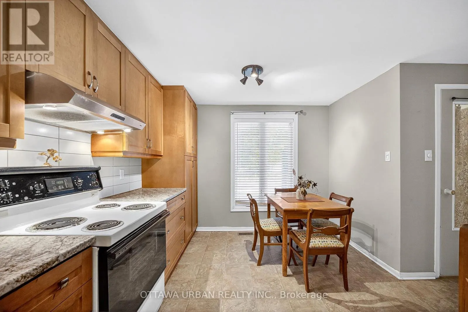 7986 DECARIE DRIVE