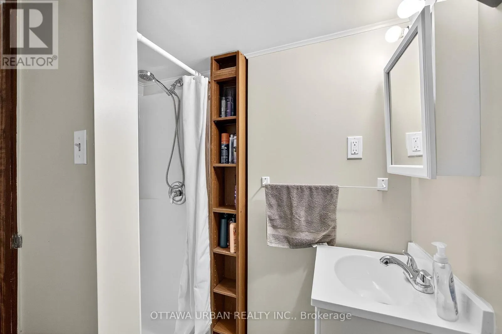 7986 DECARIE DRIVE
