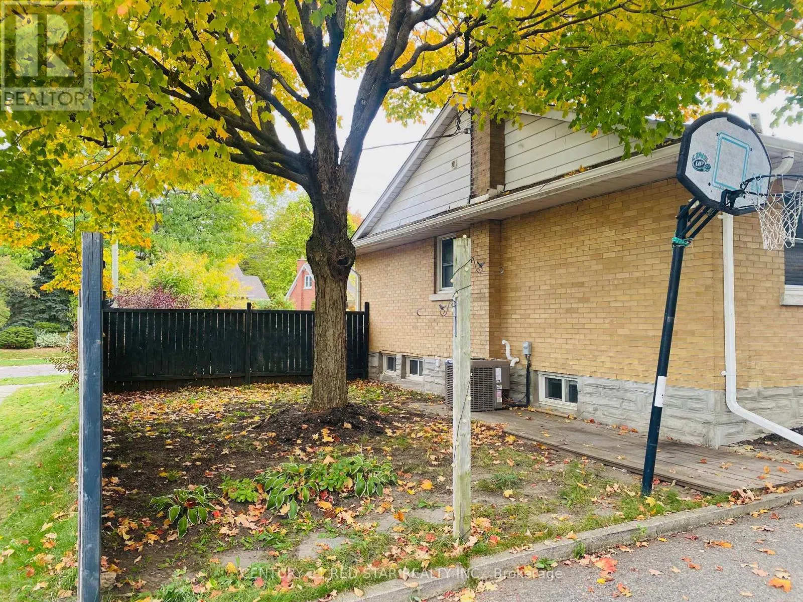 107 ELLIS CRESCENT S