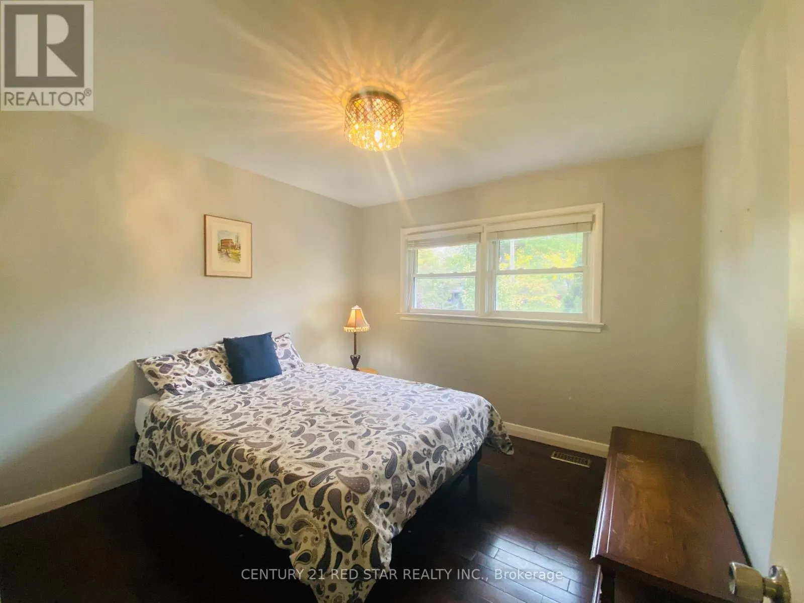 107 ELLIS CRESCENT S