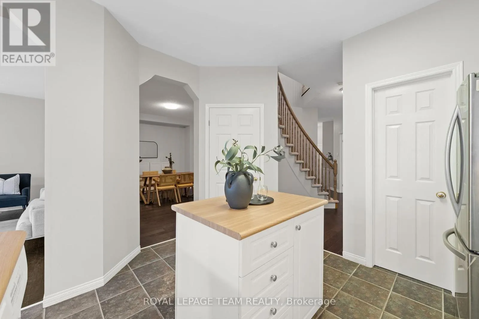 27 EVANSHEN CRESCENT