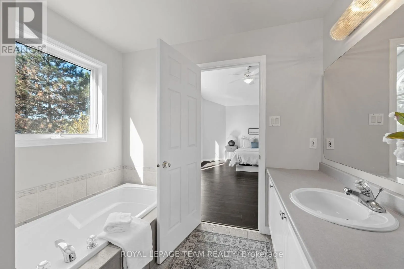 27 EVANSHEN CRESCENT