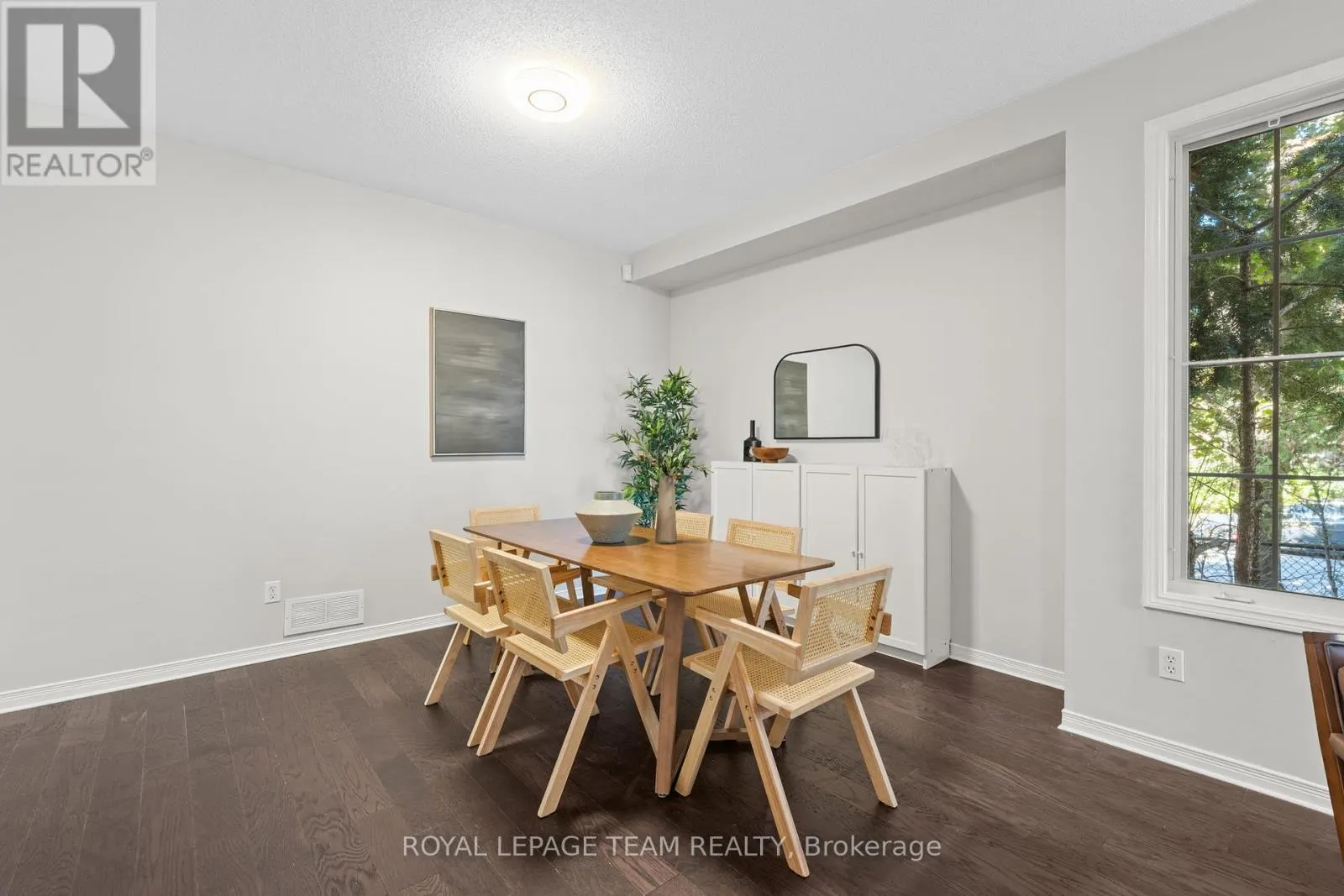 27 EVANSHEN CRESCENT