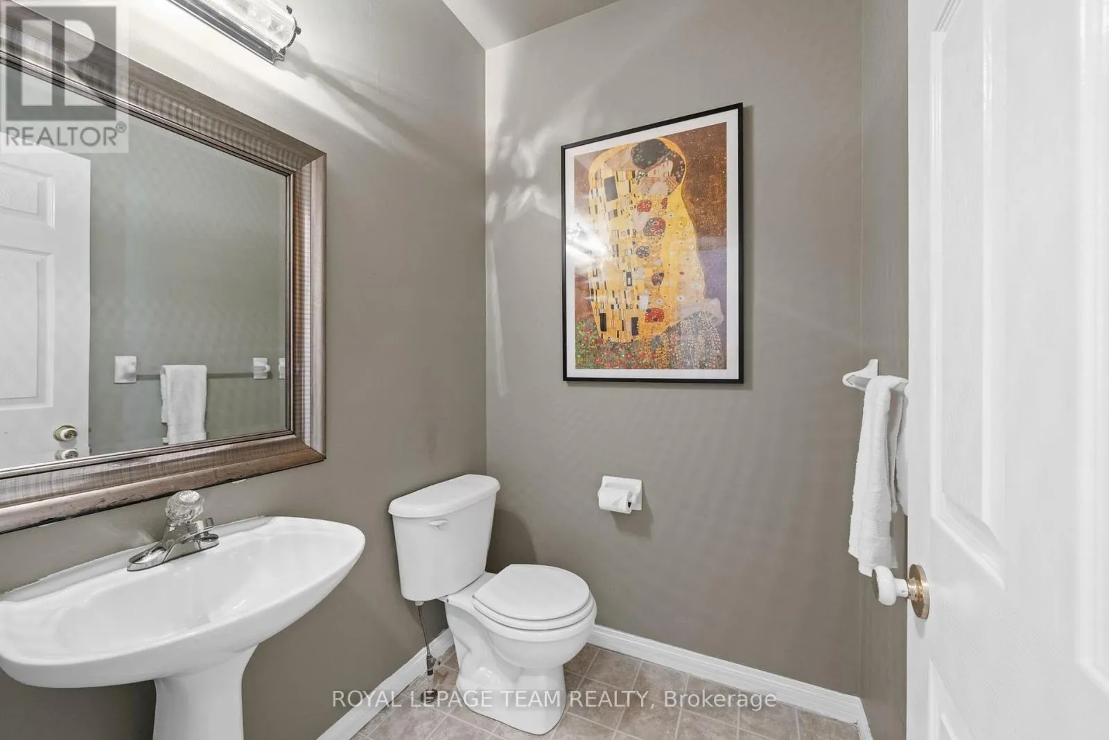 27 EVANSHEN CRESCENT