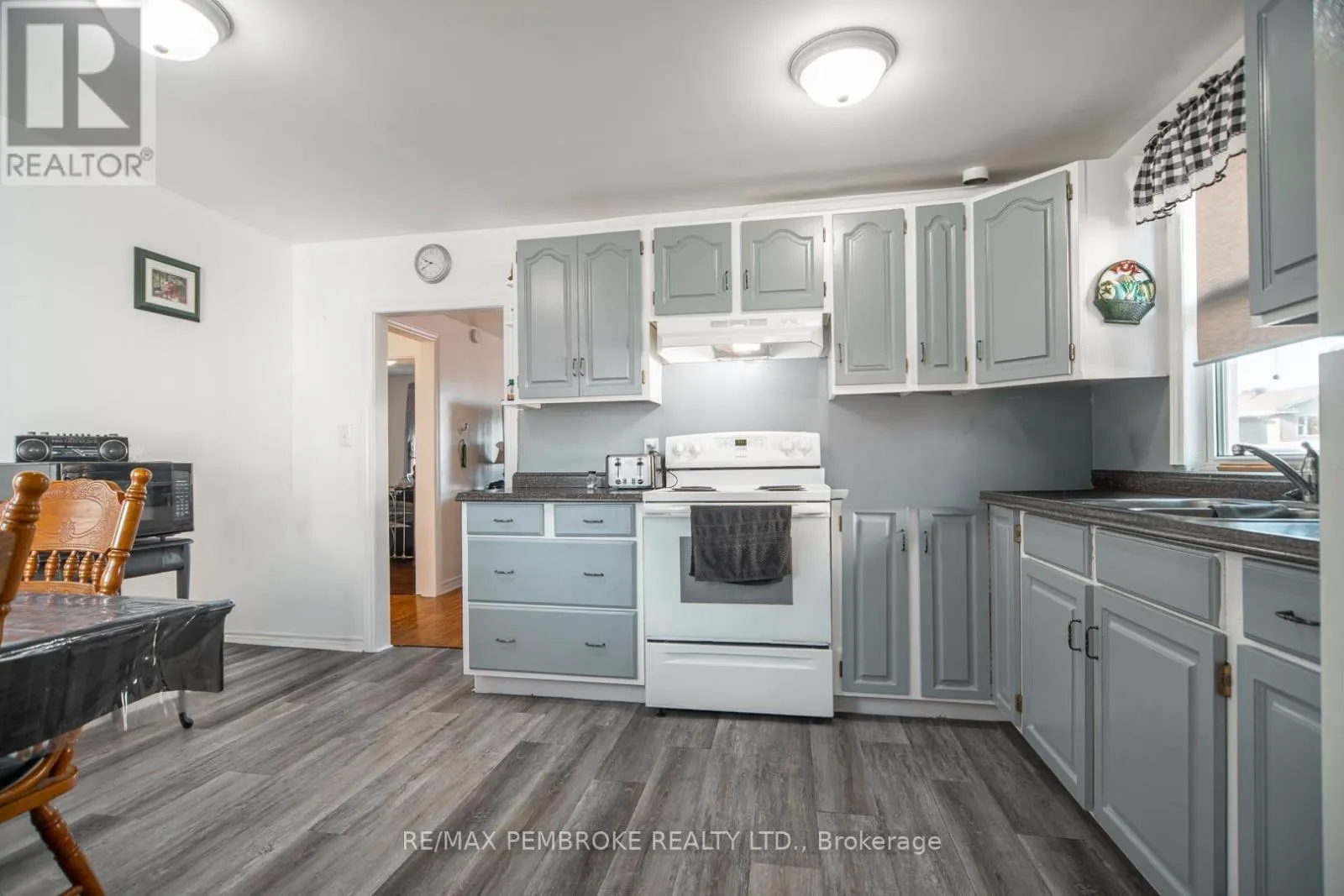 255 MCKENZIE AVENUE