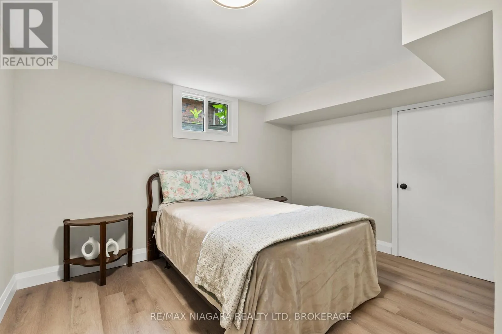 27 DALEVIEW CRESCENT