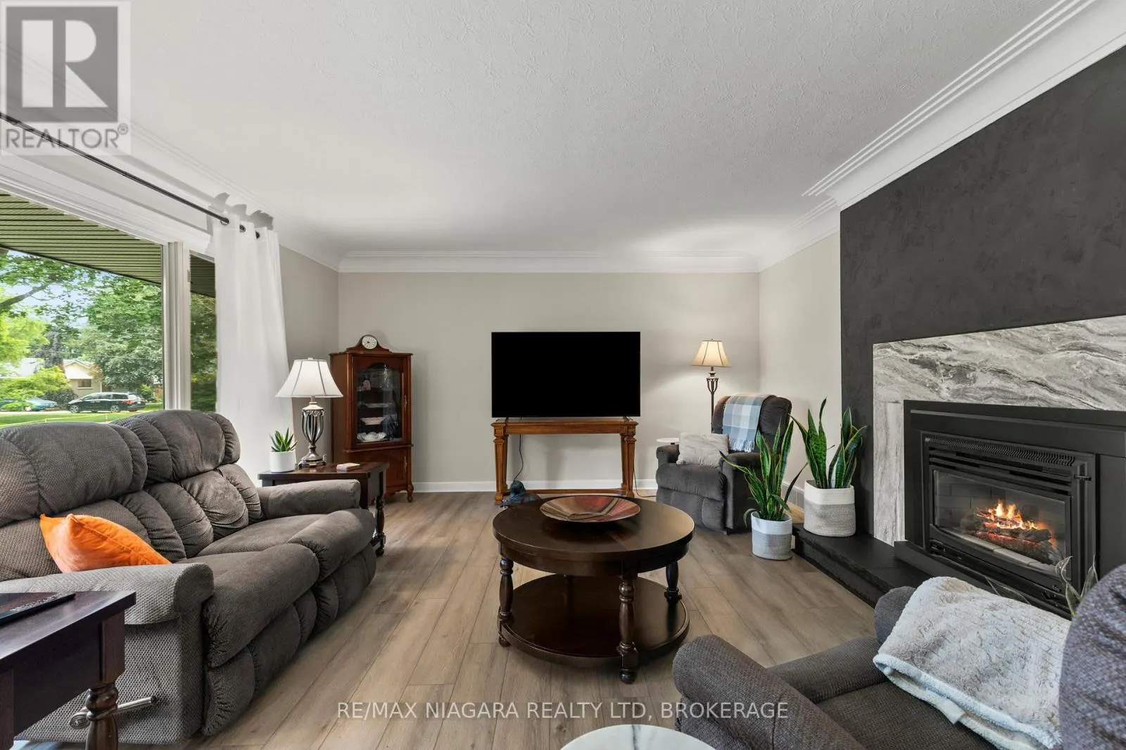27 DALEVIEW CRESCENT