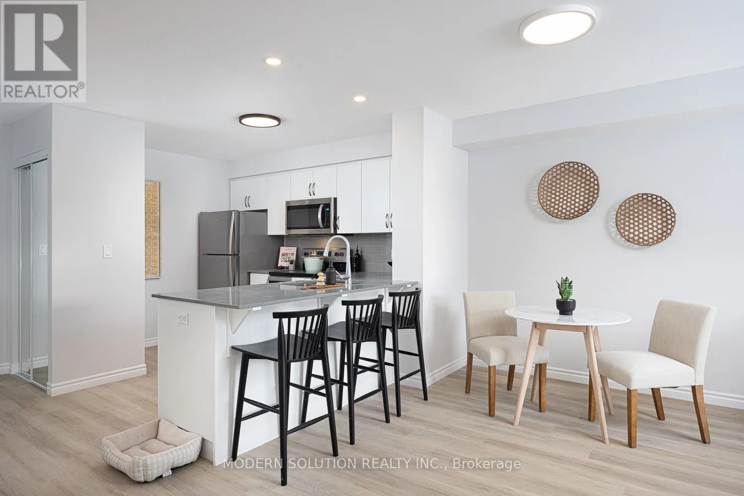 914 - 425 WATSON PARKWAY N