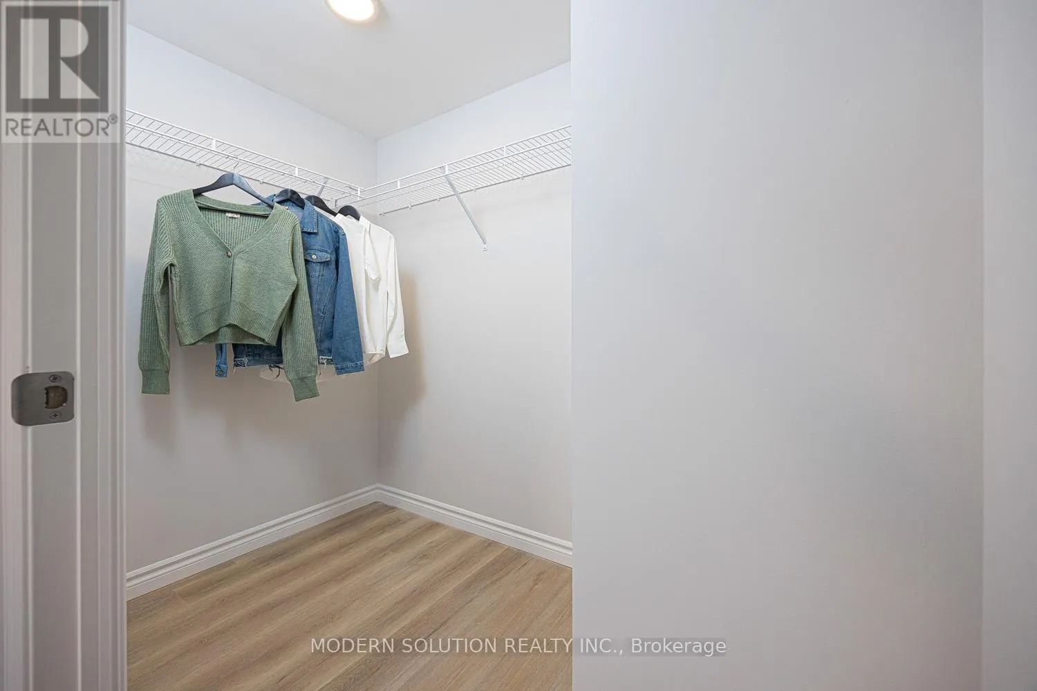 914 - 425 WATSON PARKWAY N